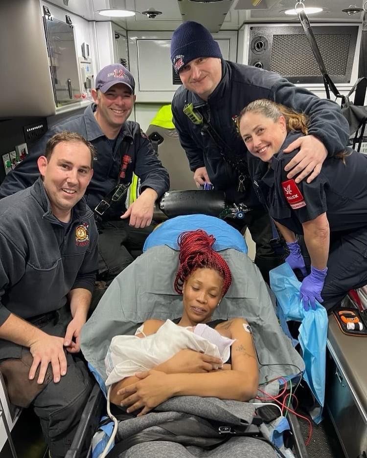 AlamedaCoFire's tweet image. On Dec 27, at 10:07 AM, ACFD Eng 12 and FALCK responded to a person in labor in the City of San Leandro. E-12 assisted with delivering a beautiful baby girl. The baby and mother were both healthy and transported to a nearby hospital
#ACFD #ALCOFIRE #FALCK
#ACFDServingSanLeandro