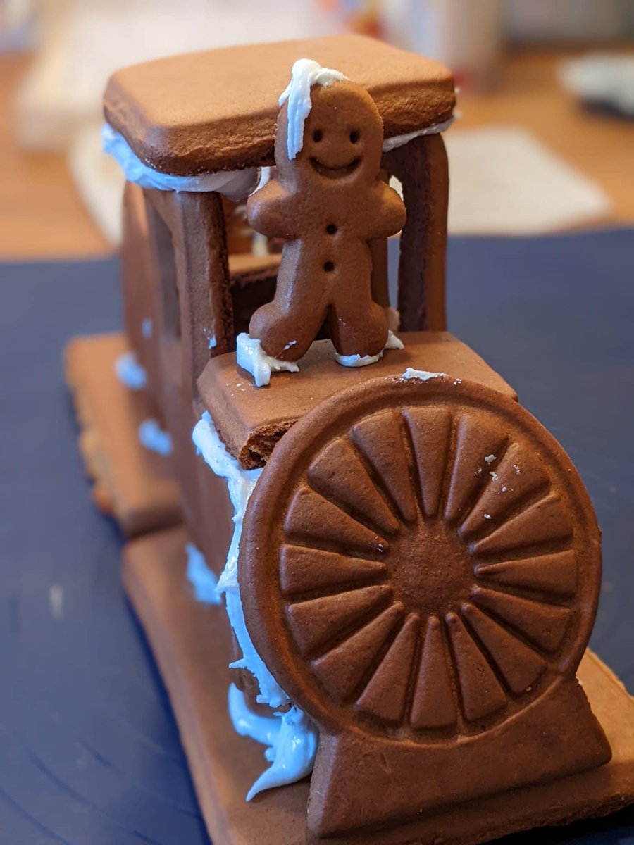sdac_fau's tweet photo. Yesterday, four SDACers got together to make a gingerbread train! This train looks quite unusual, but symbolizes very much the spirit of our program. We´re rushing, like this train, into the new year 2023 and wish you happy holidays!
#NewYear2023 #SDAC https://t.co/kcC0fpO6VX