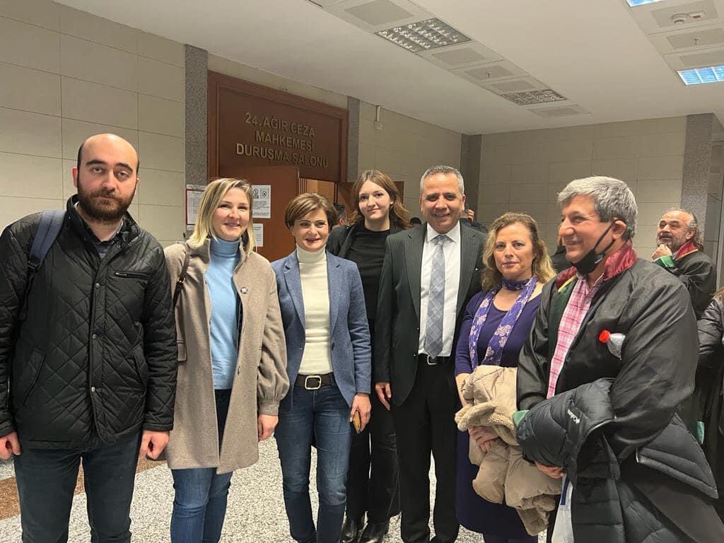 İl Başkanımız Dr. Canan Kaftancıoğlu, milletvekillerimiz ve il yöneticilerimiz ile birlikte TTB Başkanı Şebnem Korur Fincancı’nın Çağlayan Adliyesi’nde görülen davasını takip ettik. Dava, 11 Ocak 2023 tarihine ertelendi.Şebnem hocanın savunmasının sonuda söylediği gibi;