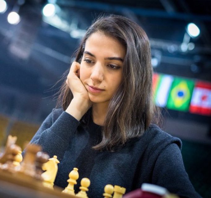 FaridVahiid's tweet photo. Les femmes iraniennes, en première ligne du combat pour la liberté en #Iran. Sara Khademalsharieh, 25 ans, grand maître féminin iranien est apparue sans foulard lors des championnats du monde d'échecs de parties rapides cette semaine au Kazakhstan. #MahsaAmini https://t.co/Y1wyxreQAm