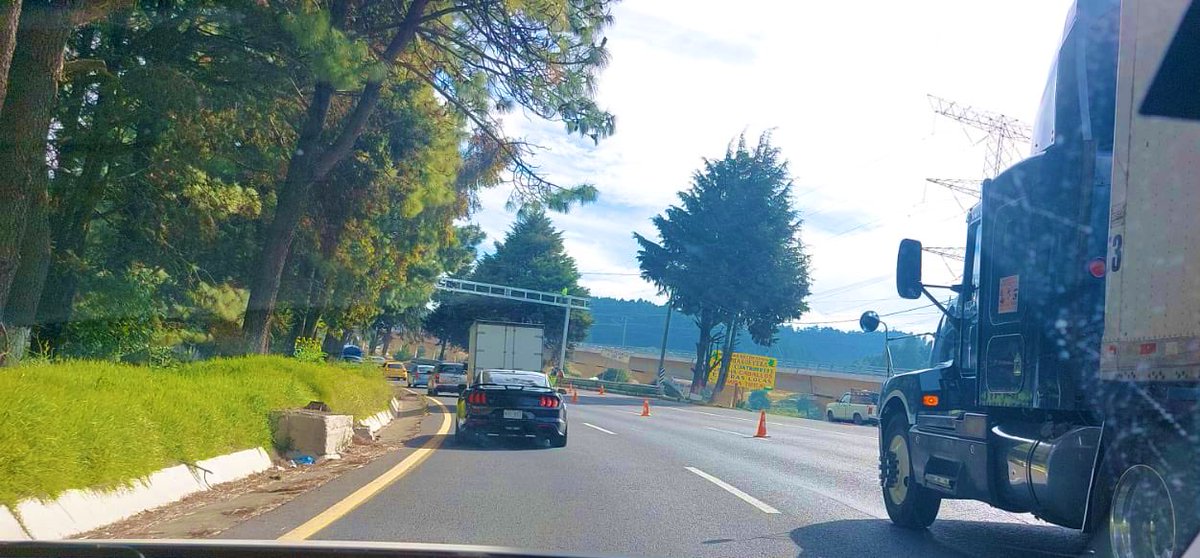 informantVialMx's tweet photo. #mexico #toluca Continúa reducción de carriles a la altura de los #GoCars Dir cdmx por trailer descompuesto, extreme precauciones y anticipe su cambio de carril, en extrema izquierda o central,respete los límites de velocidad y utilice su cinturón de seguridad. https://t.co/re3LkoffM2