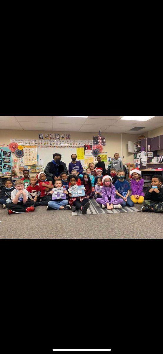 Dewaynecarter0's tweet photo. Proud of my new teammates, both players and fans! ❤ You all stepped up with the @Allstate @WeAreAFCA #GoodWorksTeam by repping a cause with @dosomething. Your
communities count on you and you answered 🙌 #AllstatePartner https://t.co/sizML6pVy5