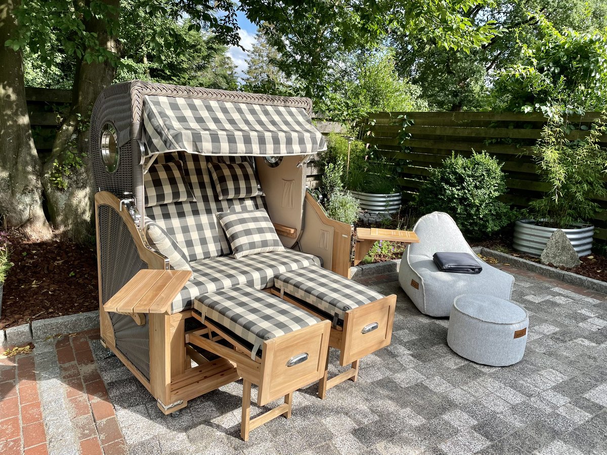 McBurn's tweet photo. 1. #DogsofTwitter
2. #Relax #Strandkorb #Sackit
3. #MusikistLeben
4. #DasLebenistschön
#EuerJahrInVierBildern https://t.co/oV2nVCorwc