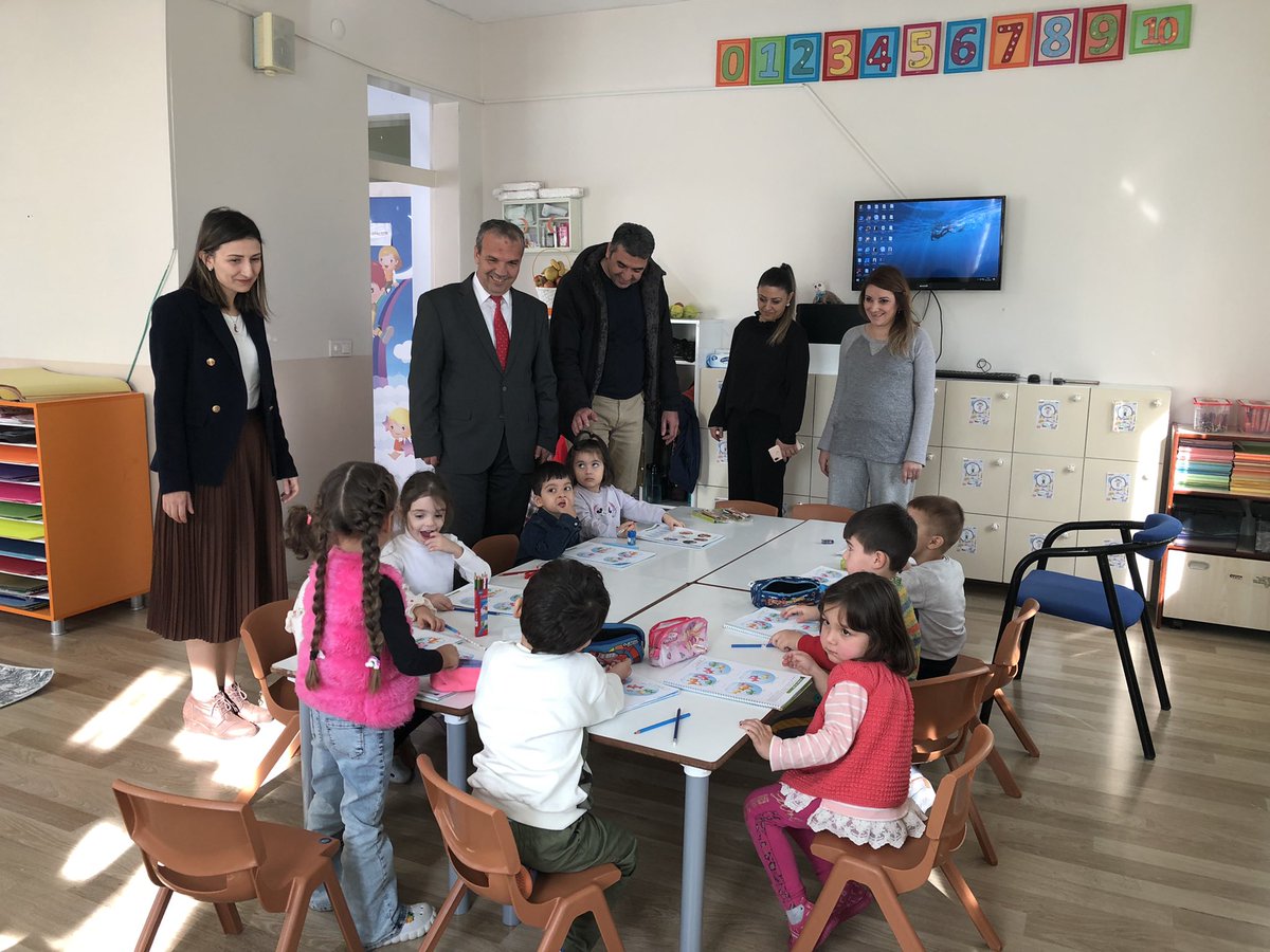 Halk Eğitim bünyesinde açılmış olan Aile Okulu Eğitimi sertifikalarını katılımcılarımız İlçe Kaymakamımız, Belediye Başkanımız ve Milli Eğitim Müdürümüz’ün elinden almıştır. Eğitmenimize ve etkinliğe ev sahipliği yapan Karpuzlu Anaokulu’na teşekkür ederiz. <a href="/cemalagirol/">Cemal</a>