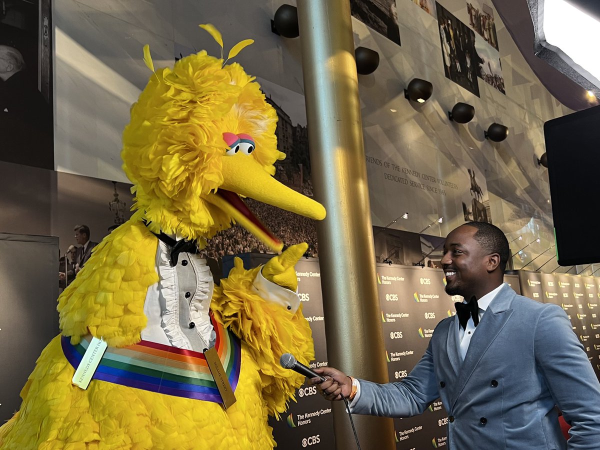 SesameWorkshop's tweet photo. “Art doesn't care where you're from or what you look like. Art can be small, or it can be very big. And it can be any color of the rainbow. Like yellow!” 💛 

Big Bird on the red carpet at @kencen #KenndyCenterHonors #KCHonors https://t.co/c62394uxFu