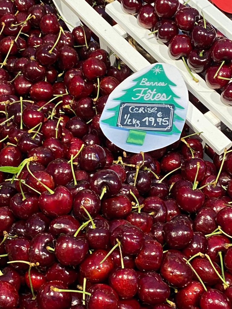 Du jamais vu ! 😵‍💫
39,90 euros/kilo de cerises !!
Qui peut acheter des cerises à #Noel sur un marché à #Paris à un tel prix ? Le bilan carbone doit être terrifiant !
Sûre qu’elles sont traitées avec des produits Phyto interdits en 🇫🇷!
😡Nos producteurs ont raison d’être en colère!
