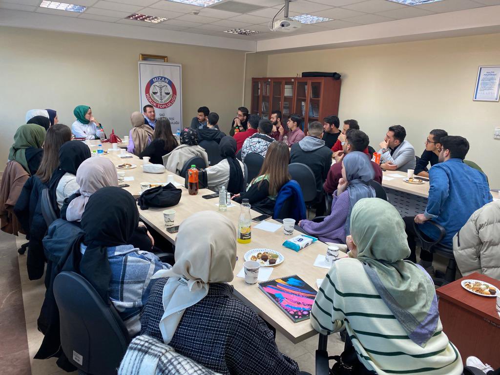 “Sohbet Tadında” etkinliğimizde <a href="/arifduran/">Arif Duran</a> hocamızla bir araya geldik. Kıymetli aktarımları için çok teşekkür ediyoruz. Akademik kariyer ve hayata dair soru işaretlerimizi giderdiğimiz, finallere motive niteliğinde bir akşamdı💯
&amp;
Katılımcı arkadaşlarımıza da çok teşekkürler!(: