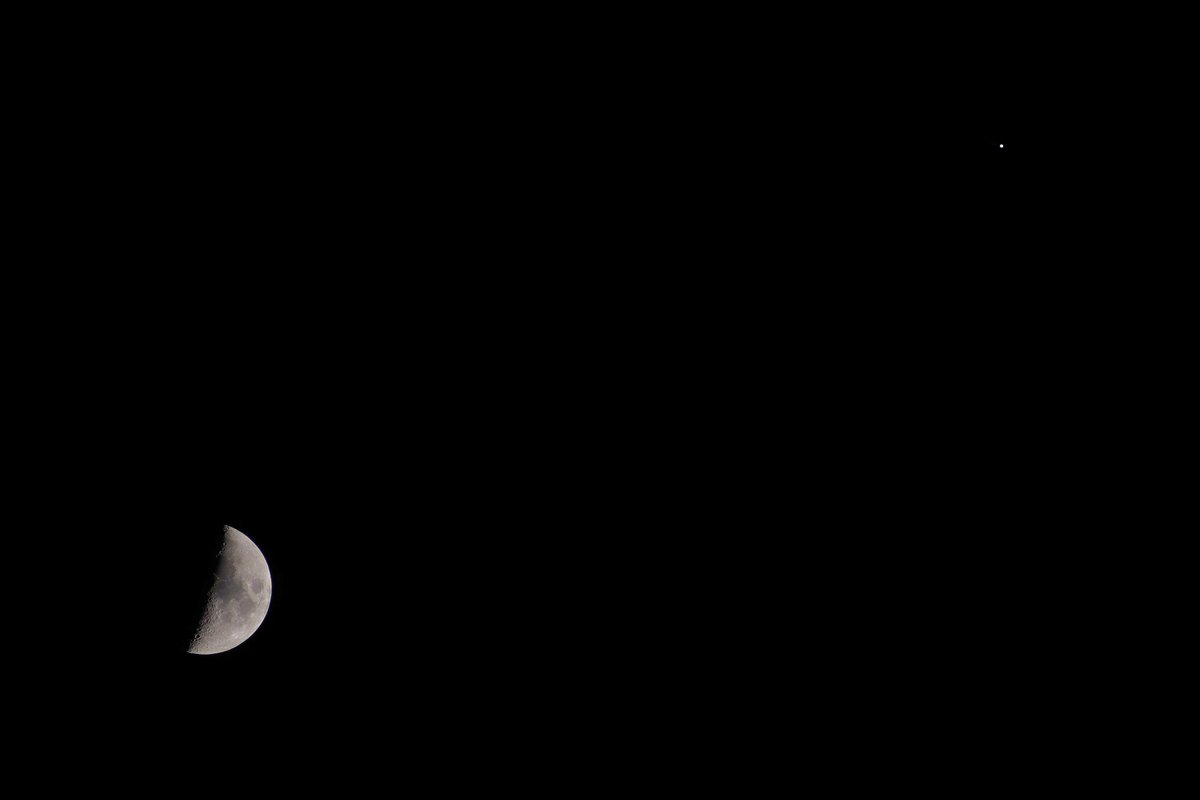 susan_snowy's tweet photo. The #Moon and #Jupiter this evening 🌓🌛 https://t.co/PSEj6gMBXg