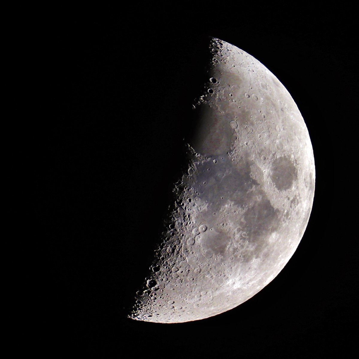 susan_snowy's tweet photo. The #Moon and #Jupiter this evening 🌓🌛 https://t.co/PSEj6gMBXg