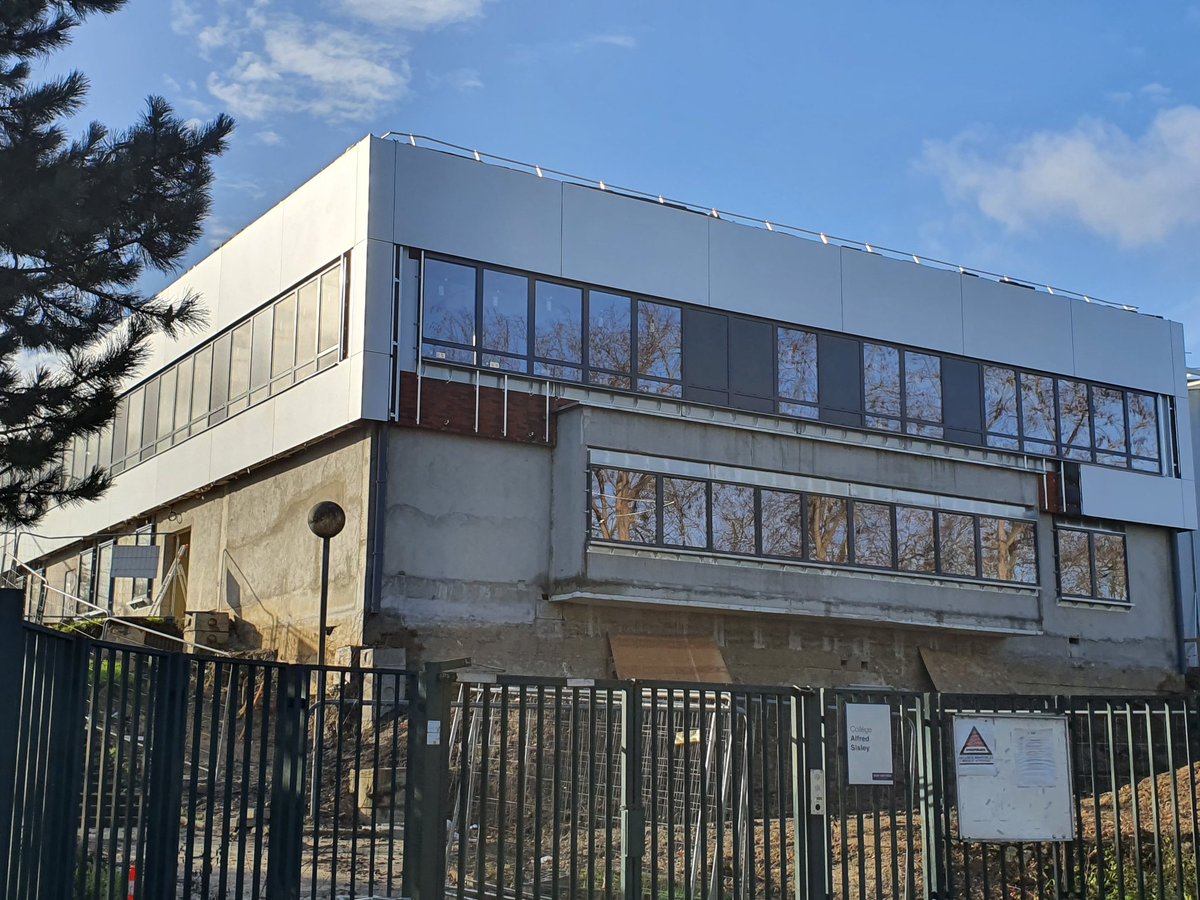 Yannick_Porte93's tweet photo. Pas de répit, même durant les vacances de fin d'année. 
Le collège Alfred Sisley de L'Île-Saint-Denis poursuit sa rénovation totale et se pare de sa nouvelle façade petit-à-petit. Cloisonnement des salles en cours également. 
Livraison dans 6 mois
@StephanTroussel @GnabalyMohamed https://t.co/Dj4L1ALQ6h