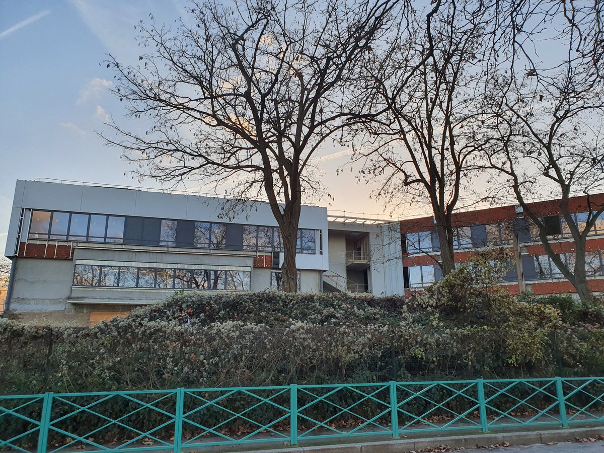 Yannick_Porte93's tweet photo. Pas de répit, même durant les vacances de fin d'année. 
Le collège Alfred Sisley de L'Île-Saint-Denis poursuit sa rénovation totale et se pare de sa nouvelle façade petit-à-petit. Cloisonnement des salles en cours également. 
Livraison dans 6 mois
@StephanTroussel @GnabalyMohamed https://t.co/Dj4L1ALQ6h