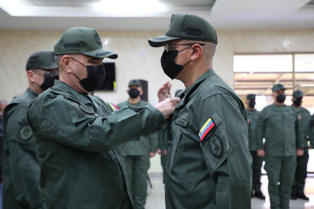 Hoy acompañé a mi GJ <a href="/vladimirpadrino/">Vladimir Padrino L.</a> MPPD y GJ <a href="/dhernandezlarez/">GJ. Domingo Hernández Lárez</a>, durante el Acto de Imposición Insignia Instructor y Medalla Ana Karina Rote "Alma del Arma 
 y Antorcha del Ejército, Reina de las Batallas", al MG Santiago Infante Cmdte Gral de la  <a href="/AmbFanb/">AMB_FANB</a>.