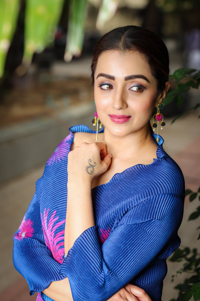 Dj_offl's tweet photo. Our daily dose of @trishtrashers 💙🤍🤎🌟

From the promotions of #RAANGI 😎💥
Shot by 📸 @arun_capture1

Releasing at screens near you tomorrow! 📽️
#RaangiFromDec30 ✨

🎬 @Saravanan16713 📝 🤝 @gkmtamilkumaran 🪙 @LycaProductions #Subaskaran https://t.co/BZrK3ZZ1Lr