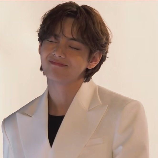 thestigma_'s tweet photo. -encontrar mi eje cuando me siento perdida. Gracias por enseñarme que hay que ser fiel a tus sentimientos y a uno mismo antes que nada, y también por ser una luz que brilla ante mis ojos y los de muchas otras personas, te amo taehyung ♡.

#TAEHYUNGDAY #HappyTaehyungDay https://t.co/EmB2ImKrDb