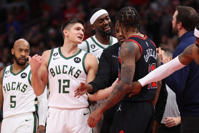 kicks's tweet photo. Last night Grayson Allen made the United Center erupt once again after shoving DeMar DeRozan from behind. 

Here's a thread of the dirtiest plays from Grayson Allen's basketball career: https://t.co/vLJWdTqUQj
