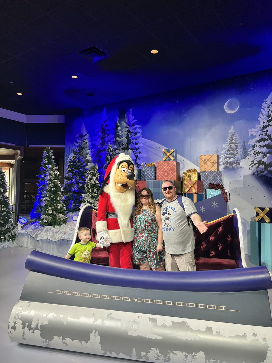 AScotOfDisney's tweet image. Busy day in Epcot today! Always great meeting goofy 😜