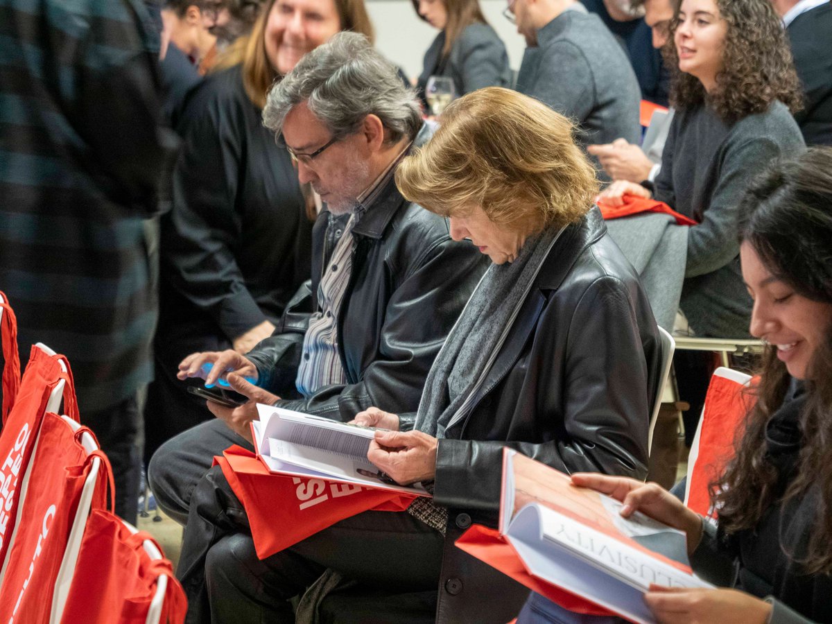 No podemos cerrar mejor el año que con imágenes de la presentación de la exposición 'A Collective Dream' de <a href="/iedbarcelona/">IED Barcelona - Istituto Europeo di Design</a> 👏 Durante el opening, nos hizo mucha ilusión ver tantas manos sosteniendo el #libro con #papel Sideral en portada📕
<a href="/otzarretaTandM/">Otzarreta Think & Make</a>
@H0_twt
#diseñoeditorial