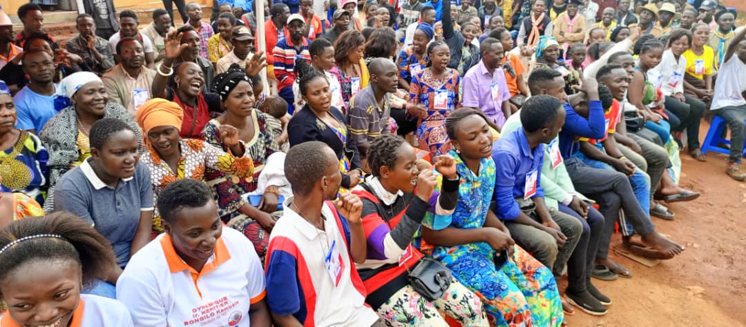 NKilufya's tweet photo. Élection 2023 @BillyKambale1 à #RUBERO sensibilise sa base électorale à s'enrôler massivement 👌il a aussi répondu à toutes les questions qui lui a été posé par population de cette entité.@jacquelinemputu @KosoCharlotte @deborahdiakanua https://t.co/FwVy6MKlnC