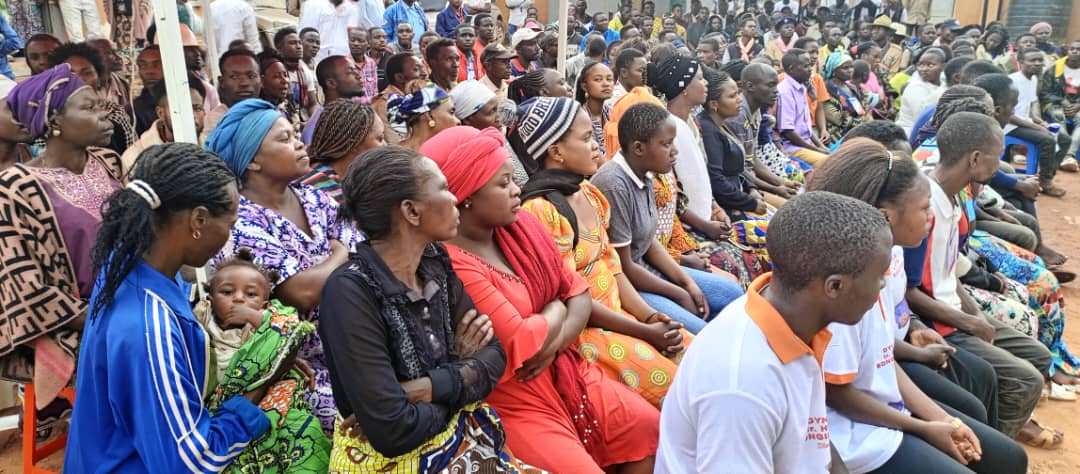 NKilufya's tweet photo. Élection 2023 @BillyKambale1 à #RUBERO sensibilise sa base électorale à s'enrôler massivement 👌il a aussi répondu à toutes les questions qui lui a été posé par population de cette entité.@jacquelinemputu @KosoCharlotte @deborahdiakanua https://t.co/FwVy6MKlnC