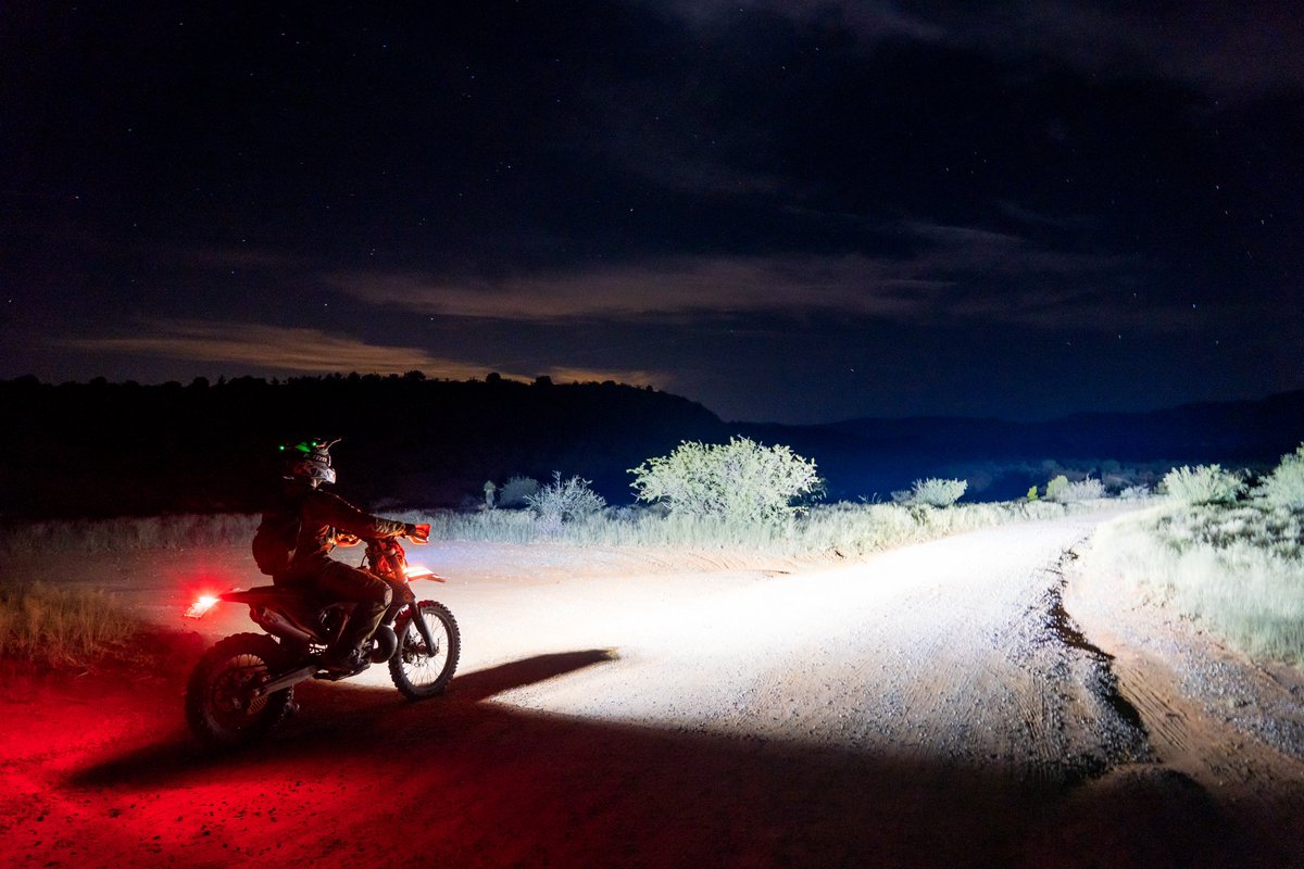 upshift_online's tweet photo. The Ruby Moto R7 KTM Mask is transformative. 7500 lumens from 7 CREE LED’s. Fitments for 2017 - 2022 EXC-F & XC-W. ✏️📸 Chad de Alva
Test featurein Issue 76: https://t.co/cuh8zpQ7O4
#rubymoto #ridethelight #dualsportadv #ktm #dirtbike #motorcycle #ridemore #upshift_online https://t.co/yYgefJiruZ