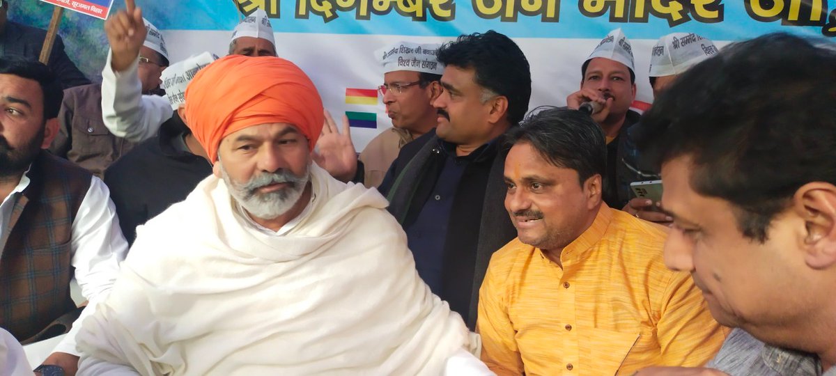 globalmahasabha's tweet photo. किसान आंदोलन के नेता राकेश टिकैत आज सम्मेद शिखर बचाओ आंदोलन में संजय भैया के समर्थन में दिल्ली ऋषभ विहार जैन मंदिर पहुंचे.
#शिखरजी_संघर्ष_सेना https://t.co/VafBWshK4E