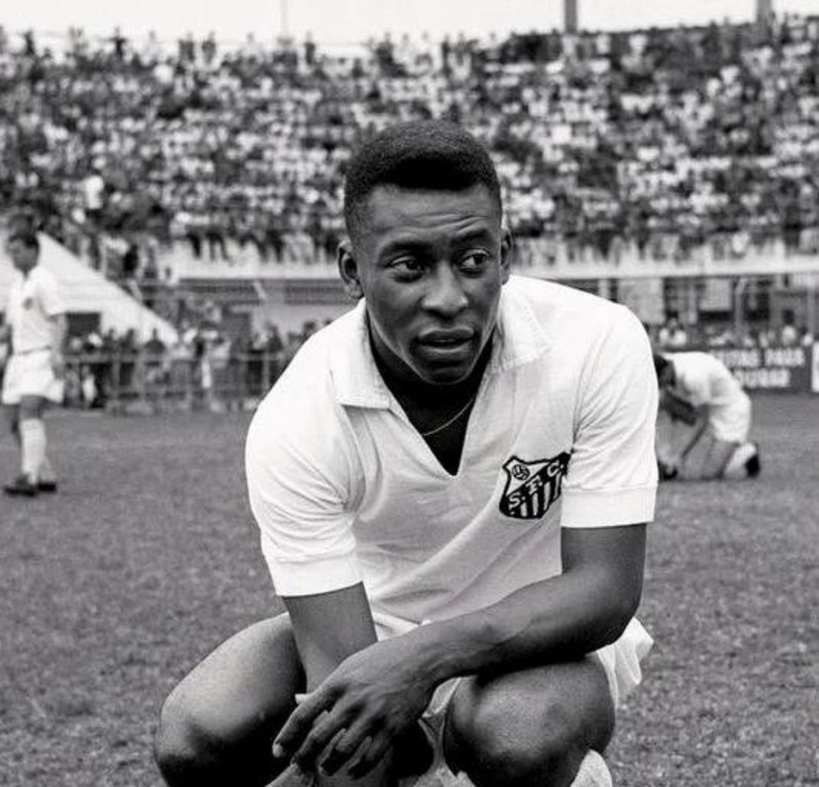 Footballtweet's tweet photo. The King. 👑🇧🇷❤️🕊️ https://t.co/ZGMv4Hs17c