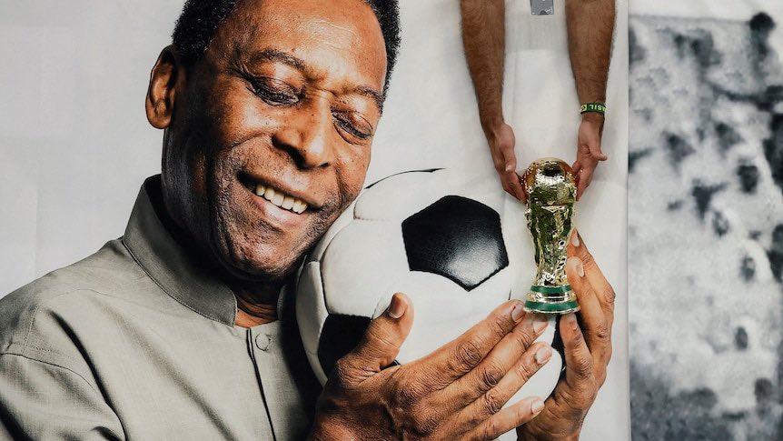 PanamSports's tweet photo. VUELA ALTO REY 👑 

El presidente de Panam Sports Neven Ilic y toda la familia Panamericana lamentan la muerte de uno de los más grandes futbolistas de la historia Pele.

Mucha Fuerza a su familia, amigos y a todo Brasil 🇧🇷 en este difícil y duro momento. 

QEPD 🙏🏻 https://t.co/9SrHYXxqiy