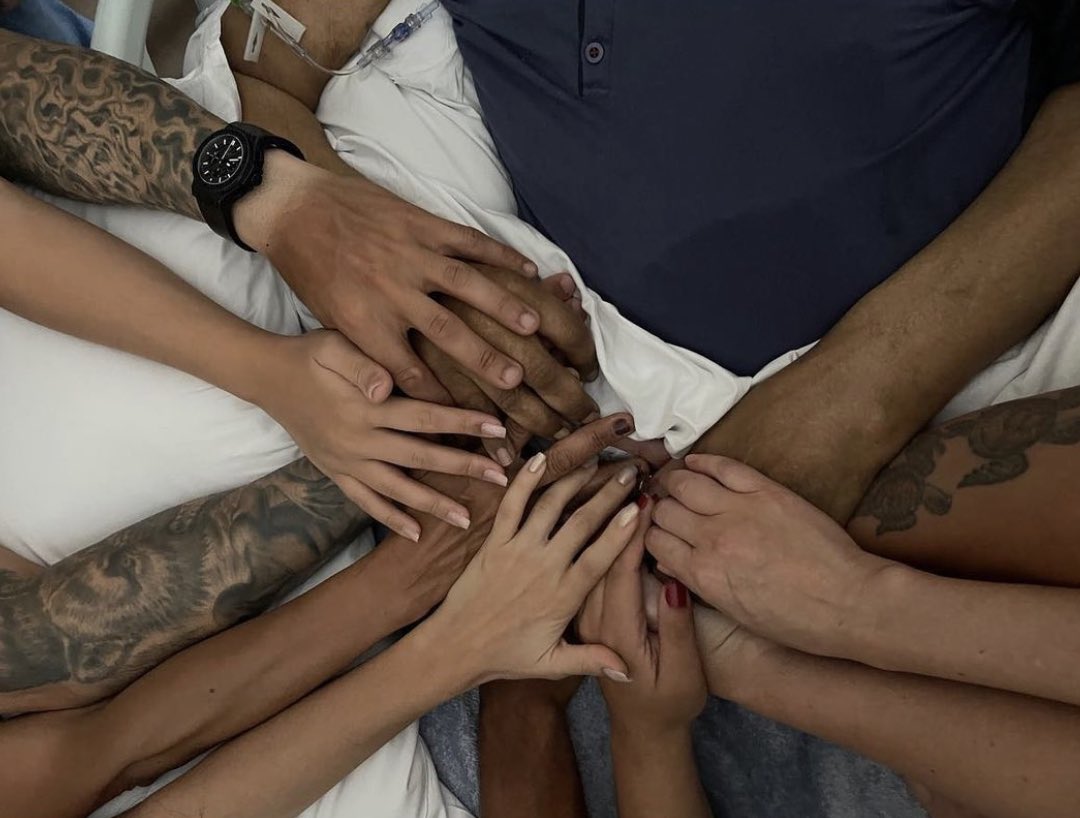 Pelé's daughter on Instagram: "Everything we are is thanks to you. We love you infinitely. Rest in peace. 💔"