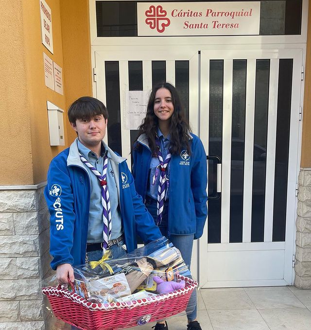 Hoy dos de nuestros rovers han llevado la cesta de navidad a donar a caritas.

Uno de los pocos números que no se vendieron fueron los números ganadores.

Al final decidimos donar toda la cesta por un bien mejor, sabiendo que llegara esta donación a familias que lo necesitan.