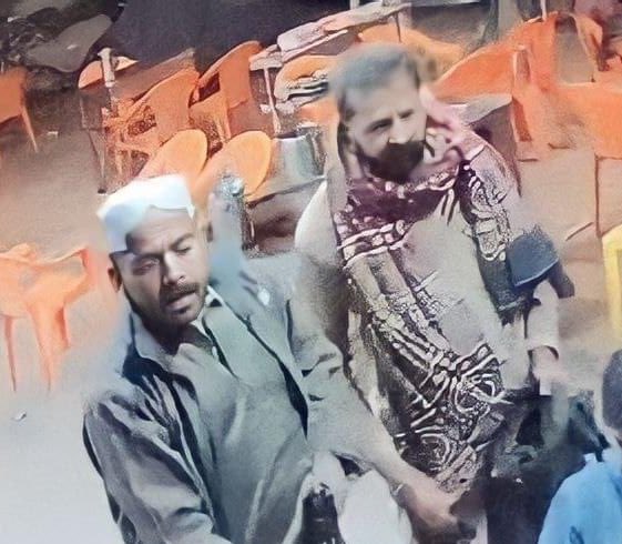 UsamaQureshy's tweet photo. Please help @sindhpolicedmc8 in identifying these culprits involved in snatching incident happened in Gulshan #karachi https://t.co/sRLAZdy9vu