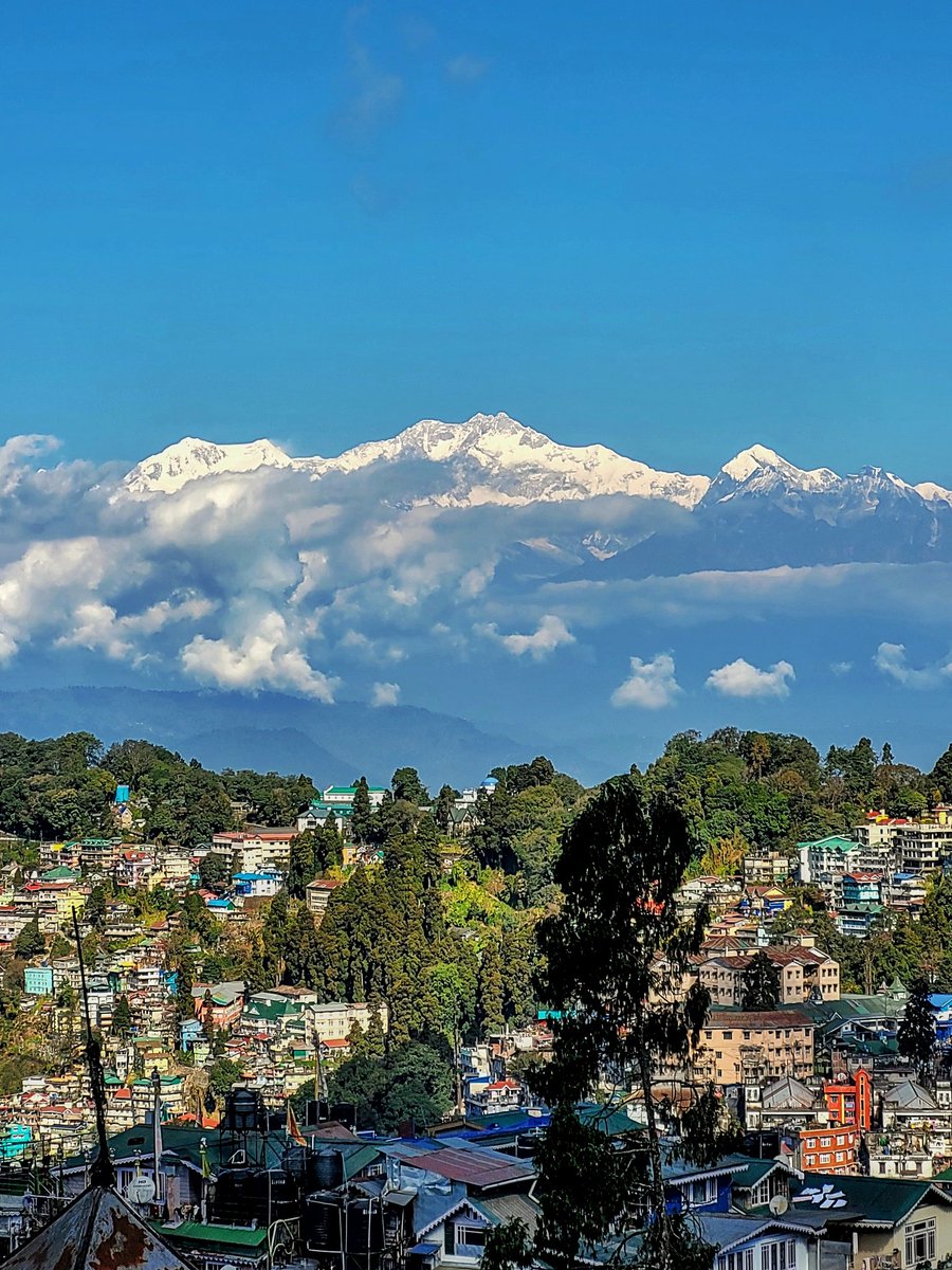 Life’s a bit like mountaineering – never look down. – Edmund Hillary
.
.
.
Shot on #Samsung
.
.
.
#mountains
#darjeeling 
#queenofhills
#chalta_firtaa #chai_gang #nustaharamkhor #ig_respect #world_photography_hub #seewithnayan  #maibhisadakchap #spreadkhushiya #spi_action