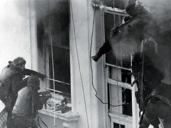 150G512XD's tweet image. Remembering Tom MacDonald, hero of the Iranian Embassy Siege and veteran of the Parachute Regiment and 22 SAS, who sadly passed away 30/31st December 2019 💔

Tom killed 2 terrorists within 30 seconds of entering the Embassy. 

Tom, legend and hero 🙏

Lest we forget 🇬🇧