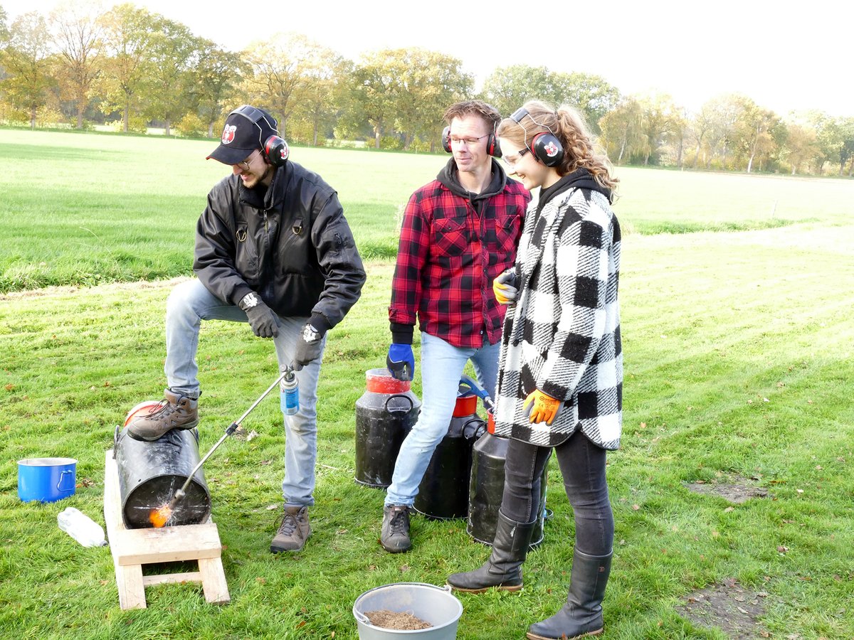 Tip 5: ontsteek het carbid veilig. Ontsteek de bus met een gasbrander of met een fakkel op een stok. Sta náást de melkbus en ga nooit óp de melkbus zitten. Zorg dat iedereen op veilige afstand van de melkbus staat. Dat is wel zo veilig. 
#WieisdeBock