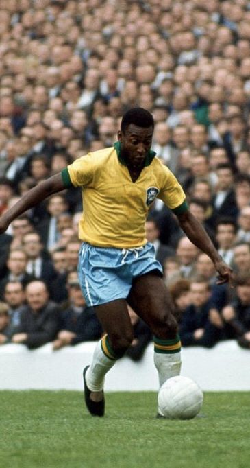 monica_benicio's tweet photo. 2022 não foi generoso com os nossos ídolos. Nosso Rei Pelé acaba de partir e deixa o mundo mais triste. Logo ele que sempre encantou a todos e todas com sua arte futebolística. 
Vai em paz, Rei. Ao familiares, amigos e companheiros do campo, meus sentimentos. https://t.co/mednKYDf4F