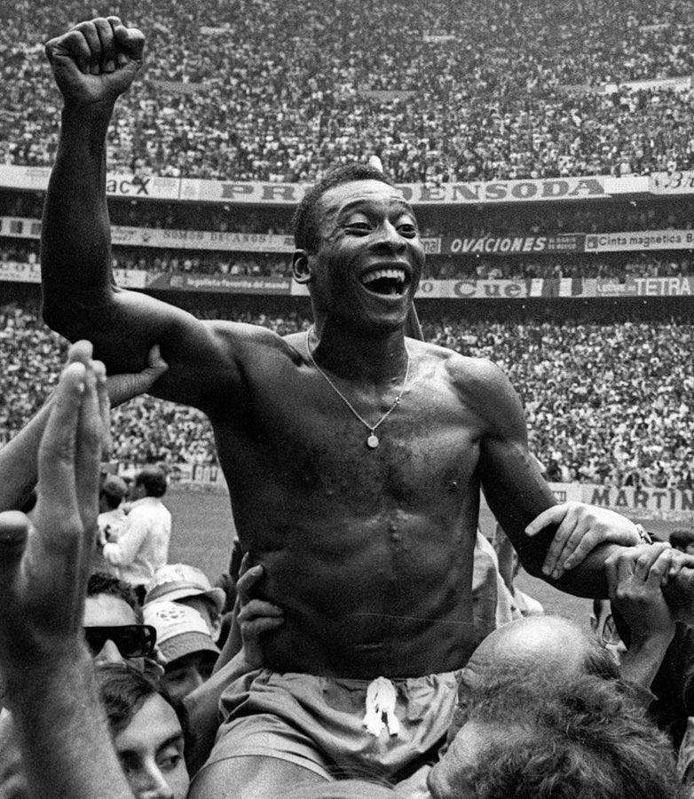 Une légende. Un joueur hors du temps, il aura inventé le football. Il avait tout réalisé avant les autres. Il était l’inspiration. 
Quelle tristesse. Merci le Roi Pelé ♥️🕊️