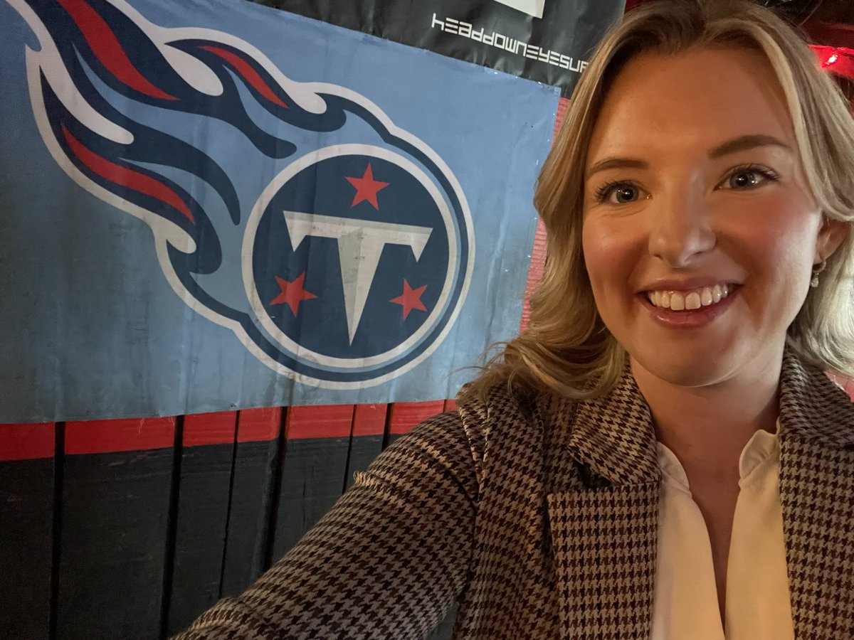 ChelsieTBrown's tweet photo. I have been fed and we are settling in at @TinRoofNash ahead of the Hawkeyes watch party for the Iowa women’s and men’s basketball teams. https://t.co/Tbz4SsC9bM