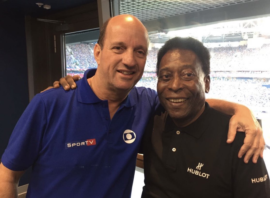 Pelé era de uma enorme gentileza com as pessoas. Iluminava quem o encontrava com o sorriso dele. Viajar pelo mundo por tantas vezes era ser bem tratado por ser do país de Pelé. Nosso passaporte devia ser amarelo com a cara do Pelé na capa. Seríamos muito bem recebidos!