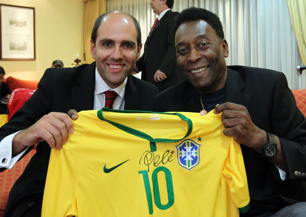 Sergiojadue's tweet photo. Adiós “O Reí”, Memoria Eterna al más grande y trascendente jugador de la historia del fútbol Mundial. Pelé, gracias por siempre: el fútbol es fútbol gracias a ti…todo lo que hoy vemos en muchos jugadores, tú lo hiciste 60 años antes. Adiós Leyenda!! ⚽️🏆🏆🏆 https://t.co/XbH0MdvghQ