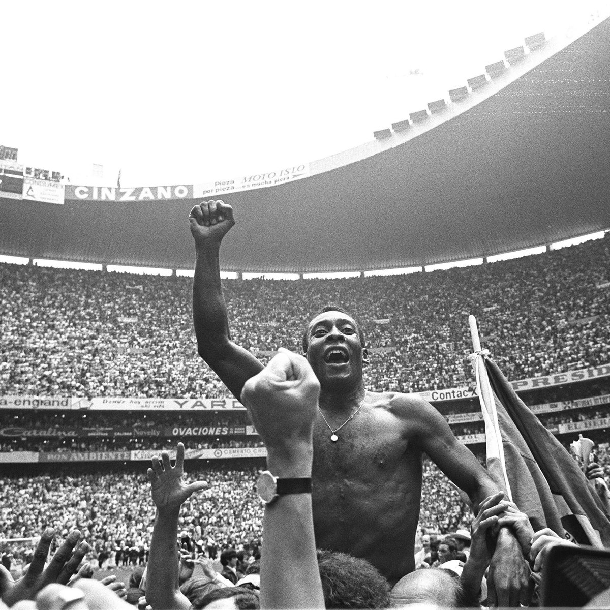 HerthaBSC's tweet photo. Die Fußballwelt trauert um einen der Größten aller Zeiten. Ruhe in Frieden, Pelé! 🙏 https://t.co/HVZky860zt