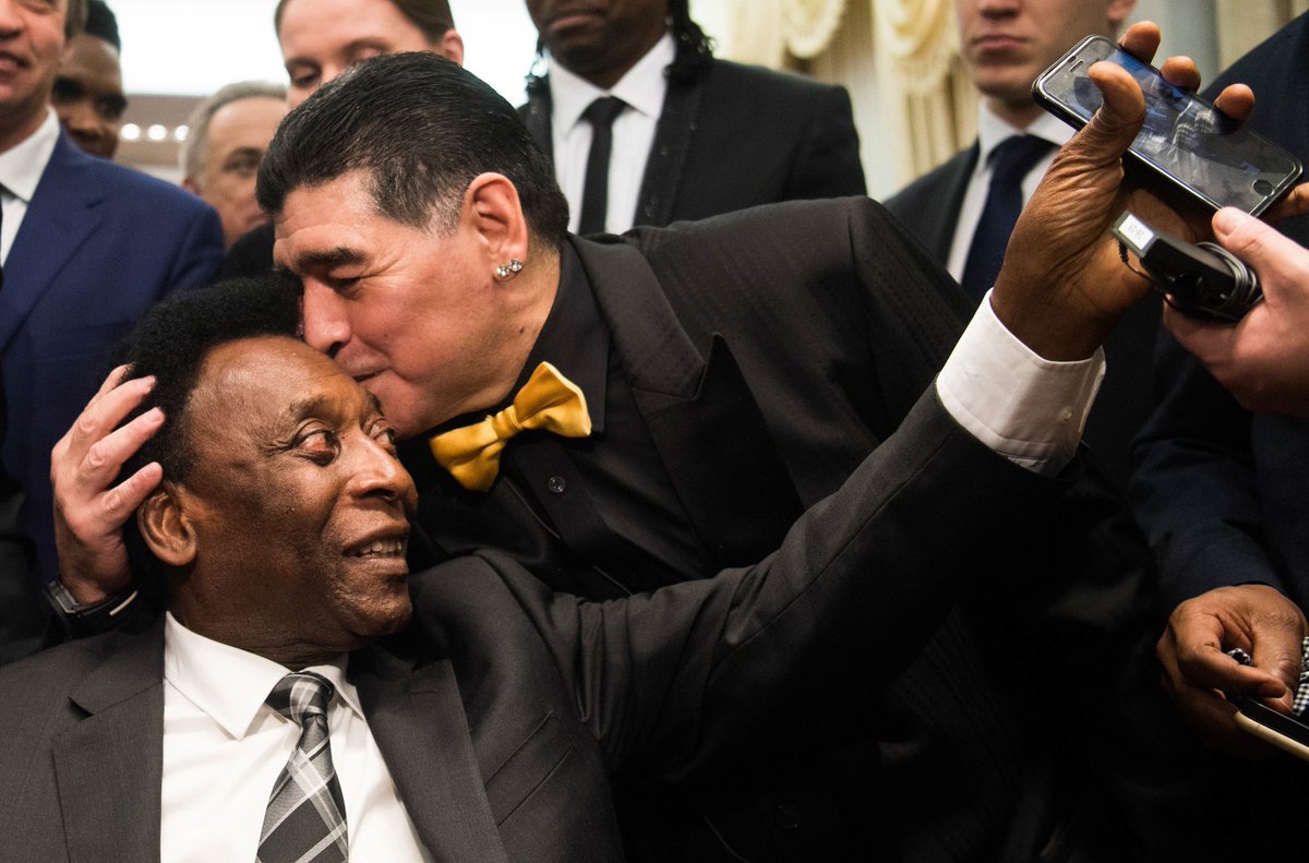 ActuFoot_'s tweet photo. « Un jour, j'espère que nous pourrons jouer au foot ensemble, au ciel. » 😢❤️ 

Pelé en 2020 après le décès de Diego Maradona. https://t.co/6KICdvFF1e