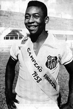 Tomapapa's tweet image. Ha muerto “El Rey”.
Edson Arantes do Nascimento. 
Se ha ido uno de los deportistas más grandes de la historia. 
Para muchos, el mejor futbolista de todos los tiempos.
Hoy el fútbol llora. La pelota ⚽️ está de luto.
