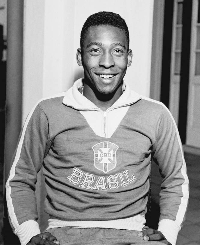 Tomapapa's tweet image. Ha muerto “El Rey”.
Edson Arantes do Nascimento. 
Se ha ido uno de los deportistas más grandes de la historia. 
Para muchos, el mejor futbolista de todos los tiempos.
Hoy el fútbol llora. La pelota ⚽️ está de luto.