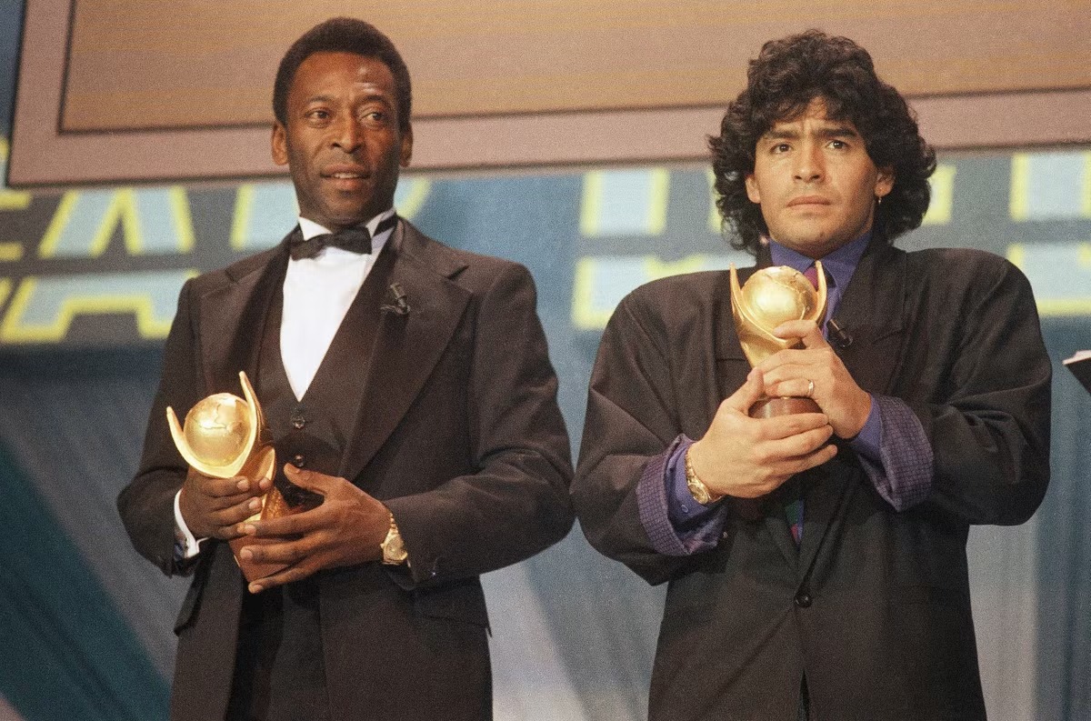 Lo escribió Pelé al despedirse de Maradona, tras la muerte de Diego: "Un día en el cielo jugaremos juntos en el mismo equipo"

🐐 Ese día ha llegado…