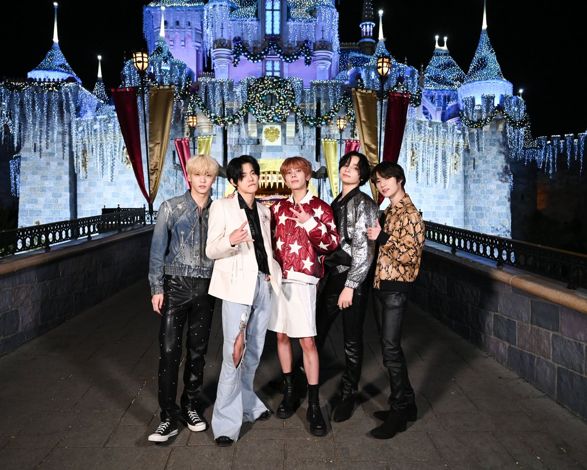 RockinEve's tweet photo. 🖤 MOA 🖤 MOA 🖤 MOA 🖤 

Don’t miss @TXT_bighit's #RockinEve performance from @Disneyland airing SATURDAY at 8/7c on @ABCNetwork! https://t.co/SllybD8t1d