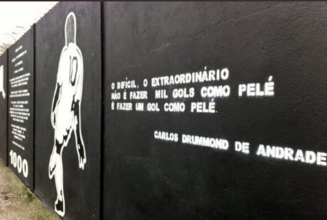 albertolati's tweet photo. "Lo difícil, lo extraordinario, no es hacer mil goles como Pelé. Es hacer un gol como Pelé", Carlos Drummond de Andrade. Descansa en paz, O Rei. Gracias por tanta magia. Gracias por haber sublimado al futbol a octavo arte. Gracias por haberlo cambiado para siempre. https://t.co/pFjkpDDPs1