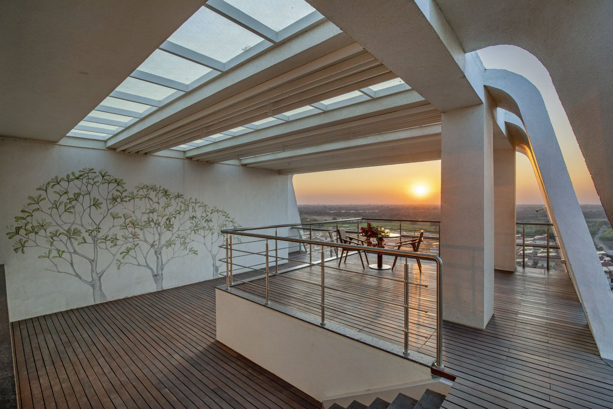 societyindesign's tweet photo. Every great businessman's empire lies on the foundation of market need, either identified or produced. Mahesh Kabra is 1 such person &amp; 1 of his premium projects is the 33LE in Gujarat which consists of 33, 4 bedroom flats. Here's the best part: https://t.co/4RWujTP1mm https://t.co/GGVXu1kDwV