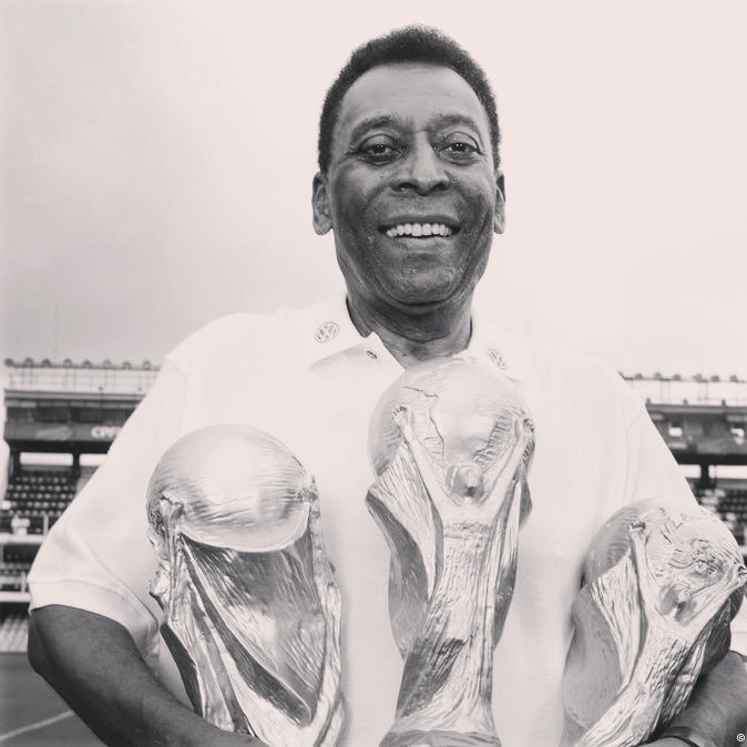 EvolutionFutbol's tweet photo. @EvolutionFutbol lamenta el fallecimiento de @Pele, el mejor futbolista de todos los tiempos y extiende su solidaridad, condolencias y mensaje de fortaleza a sus familiares y seres queridos. #QEPD #ORei

Foto: @dw_espanol https://t.co/lMbB4Mjeeb