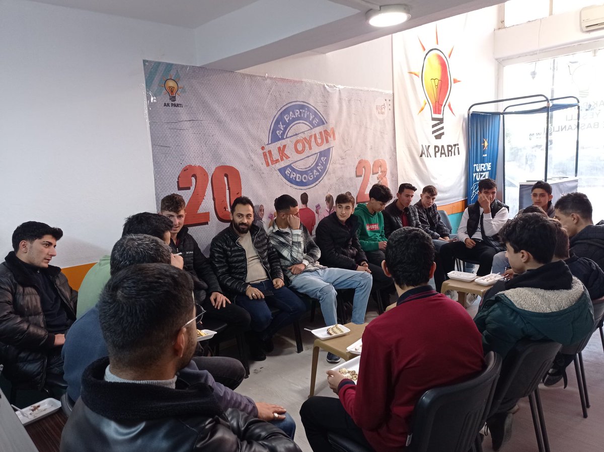 yesilliakgenc's tweet photo. İlçe Başkanlığımızda ilk defa oy kullanacak genç kardeşlerimizle bir araya geldik. 2023 seçimlerini konuştuk #MardinİlkOyumİlkHeyecanım 
@eyupkadirinan 
@avyusufibis 
@YUSUFSALTIK_ 
@TarikAtli47 
@sahabettinsafak 
@halis340 
@kudatibrahim47 https://t.co/op4Dp2seOw