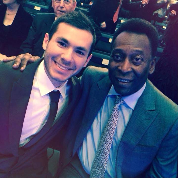 BruceGrannec's tweet photo. Repose en paix le roi Pelé. Merci pour tout ce que tu a fais dans la vie et pour le sport qu'on aime tant. J'ai eu la chance de le rencontrer c'était une très belle personne. 🙏 https://t.co/1uAy2P011l