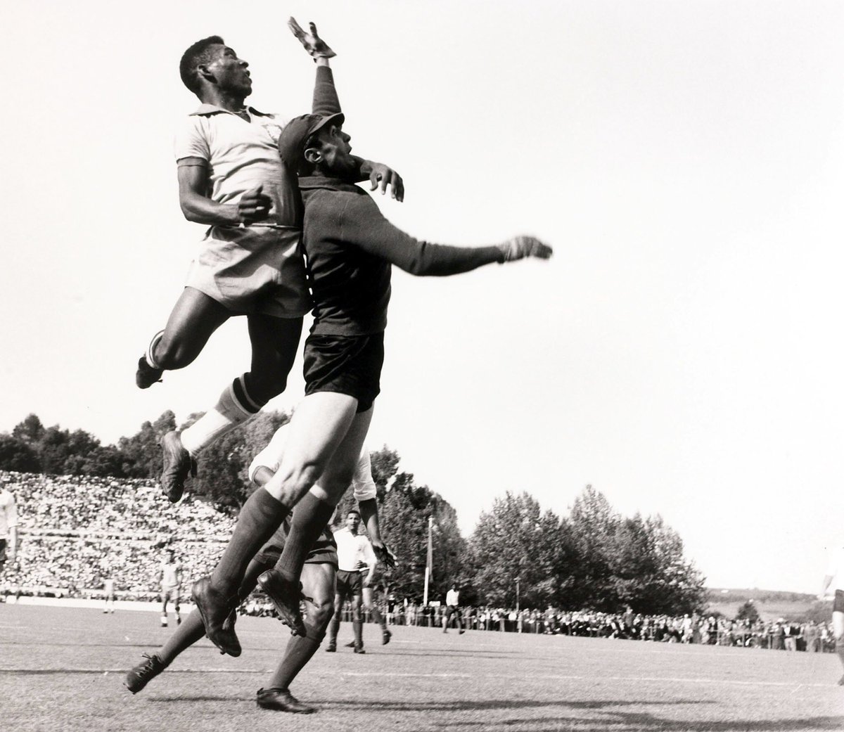 AndreGorgen's tweet photo. Pele (1.72m) vs. Lev Yashin (1.87m). The world says thank you to the man who could fly.
Pele won 3 world cups, first WC at age 17, scored 1.000 gols, average 0.94 gols/match (Messi has 0.82, Cristiano 0.72) There is no comparison. Pele is the greatest of all time. #RIPPele https://t.co/tUuyCk8L1j